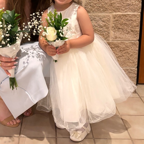 David's Bridal ivory flower girl Dress with Tulle Skirt - Picture 3 of 3